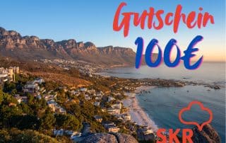 Luftbild von Kapstadt mit Strand und Tafelbergen bei Sonnenschein