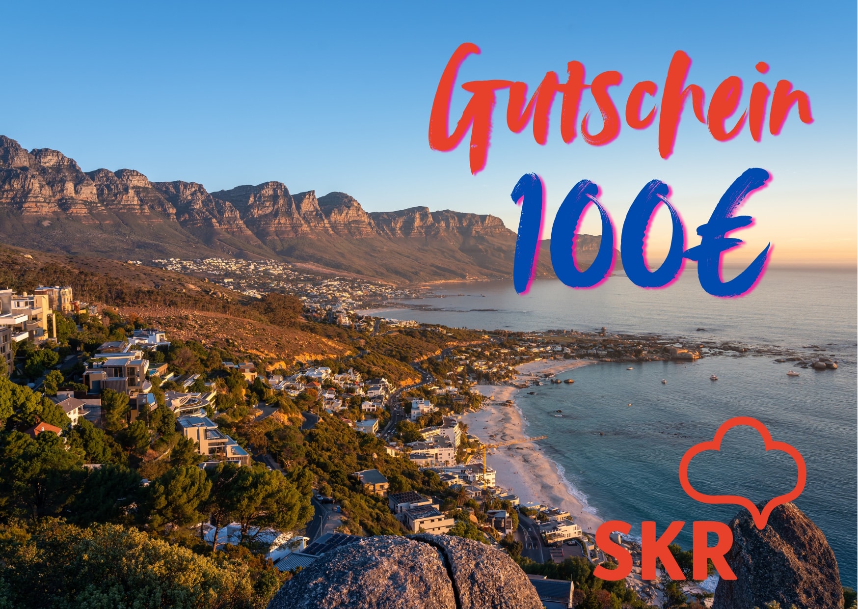 Luftbild von Kapstadt mit Strand und Tafelbergen bei Sonnenschein