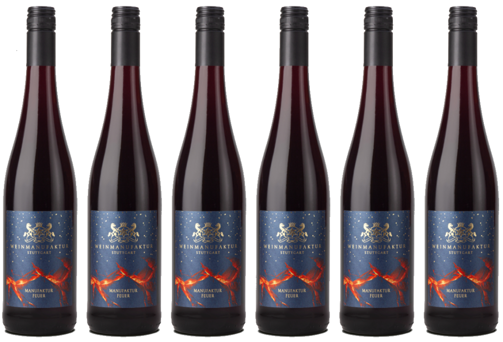 Sechs Flaschen Feuerglühwein in einer Reihe, mit dunkelblauen Etiketten mit goldener Schrift und rotem Element, das an Feuer erinnert.