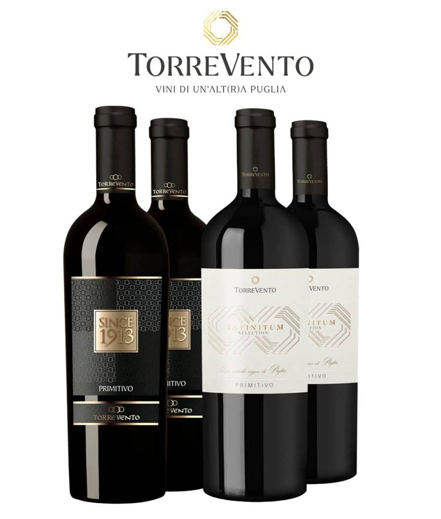 Vier Flaschen Torrevento Rotwein, zwei Flaschen davon mit schwarzen Etikett, zwei mit weißem. Darüber das Logo ‚TORREVENTO – Vini di un’altra Puglia‘.