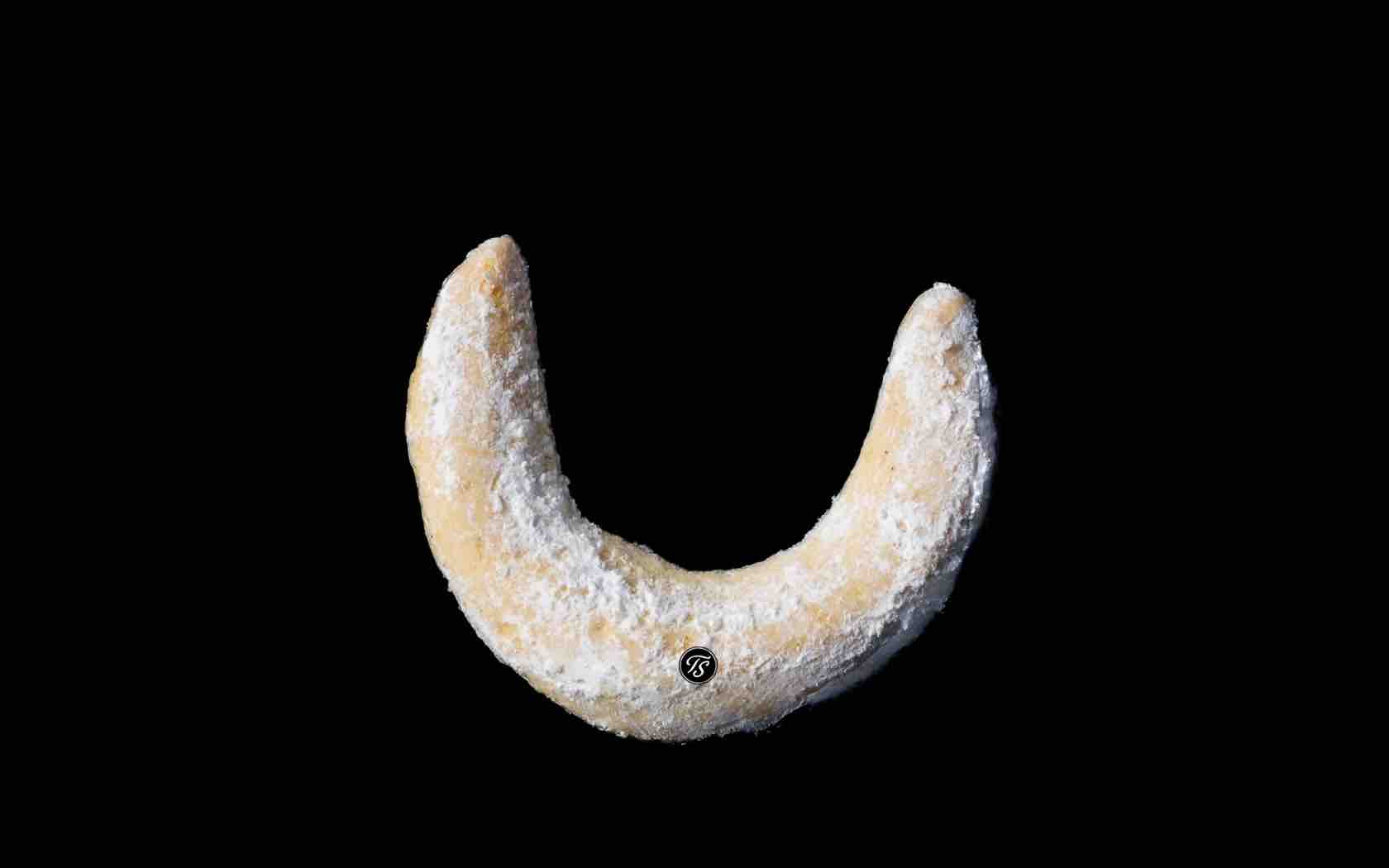 Vanillekipferl von Thomas Sixt auf schwarzem Hintergrund