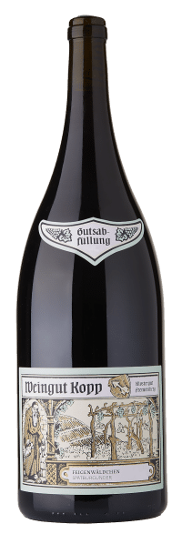 Eine dunkle Weinflasche mit dem Etikett ‚Weingut Kopp‘ und einer grafischen Illustration von Weinreben. Auf dem Hals der Flasche befindet sich ein zusätzliches Etikett mit der Aufschrift ‚Qualitätswein‘.