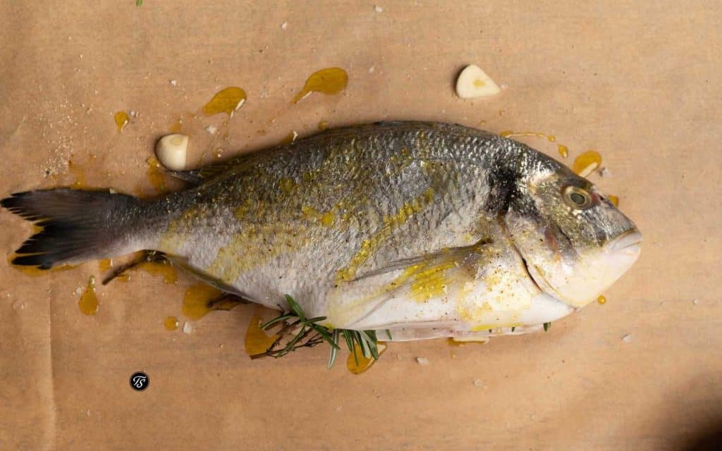 gewuerzte Dorade auf Backpapier Rezept von Thomas Sixt fuer den Varta-Guide