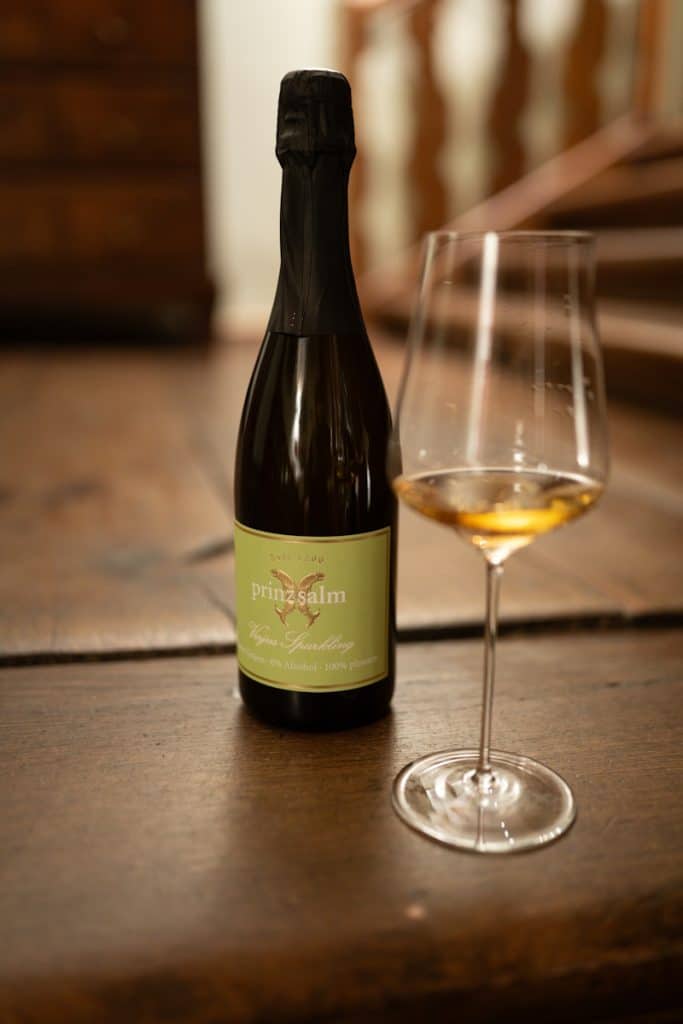 Weingut Prinz Salm, Flasche mit Glas
