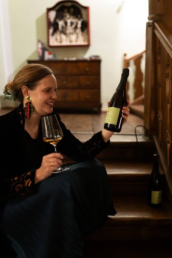 Weingut Prinz Salm, Prinzessin Victoria mit Glas und Flasche Verjus Sparkling