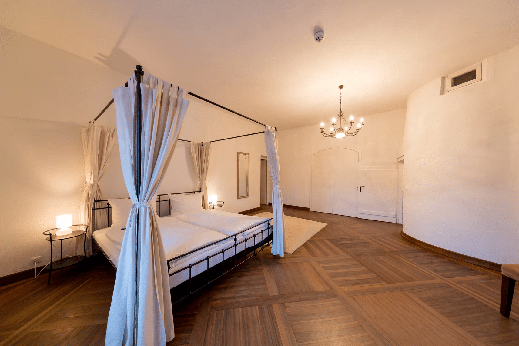 großzügiges Doppelzimmer mit Himmelbett und Parkettboden