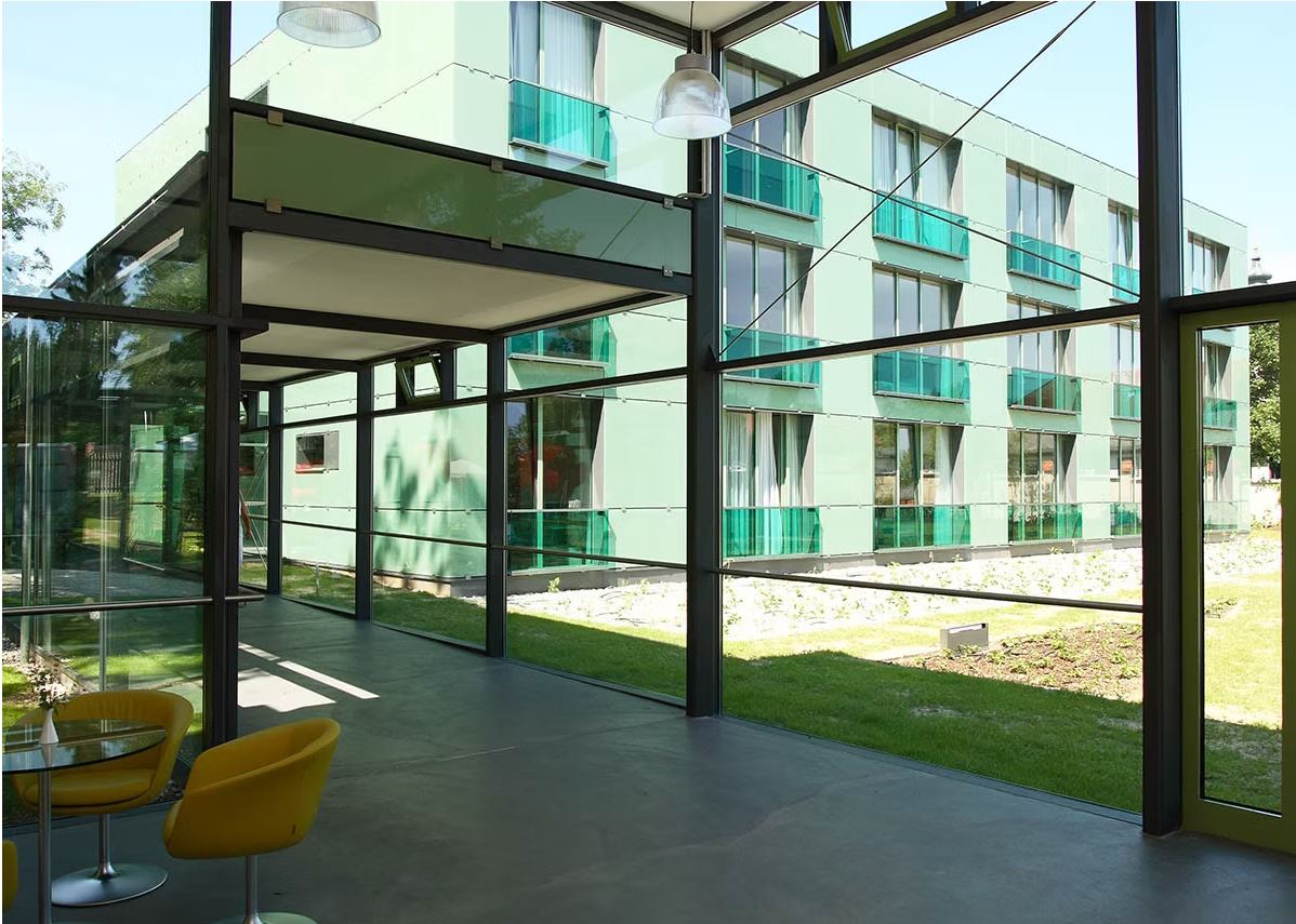 Innenansicht Lobby mit Blick durch Glasfront auf modernen Zimmeranbau