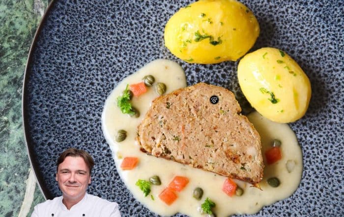 Foodblog Titelbild mit Thomas Sixt Portrait vor Teller mit Hackbraten, Kartoffeln und heller Soße mit Gemüse