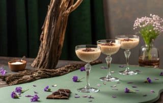 Cocktailgläser mit Sahnelikör