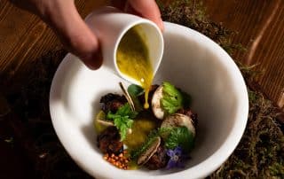 Nikodemus Berger, Foodbild - Sellerie / Holzkohle / Weizengras / Wildkräuter