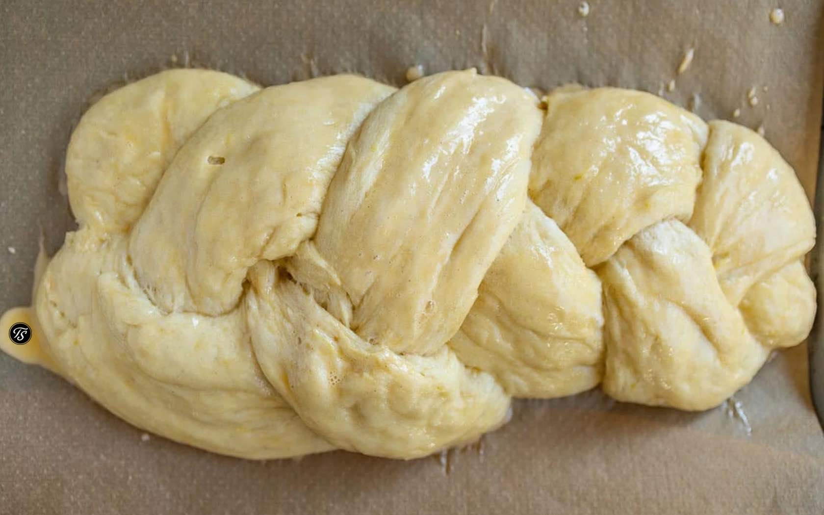 Geflochtener Hefezopf vor dem Backen