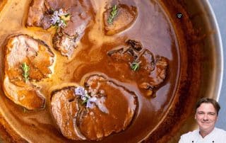 Titelbild Foodblog mit Portrait von Thomas Sixt rechts unten vor Topf mit Lammrollbraten in Soße