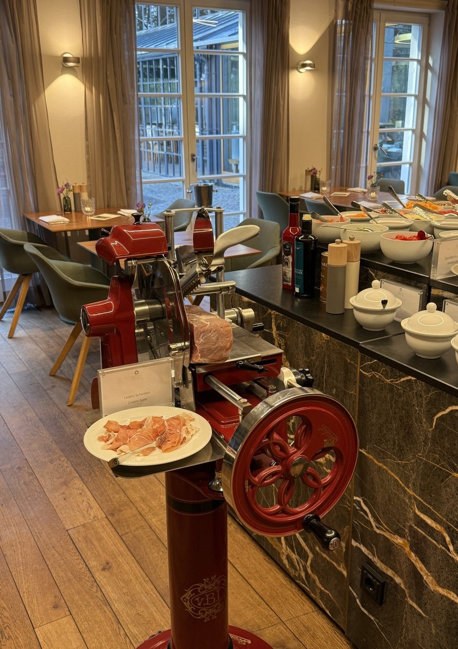 Frühstück - Schinken an der Berkel-Maschine im Frühstücksraum