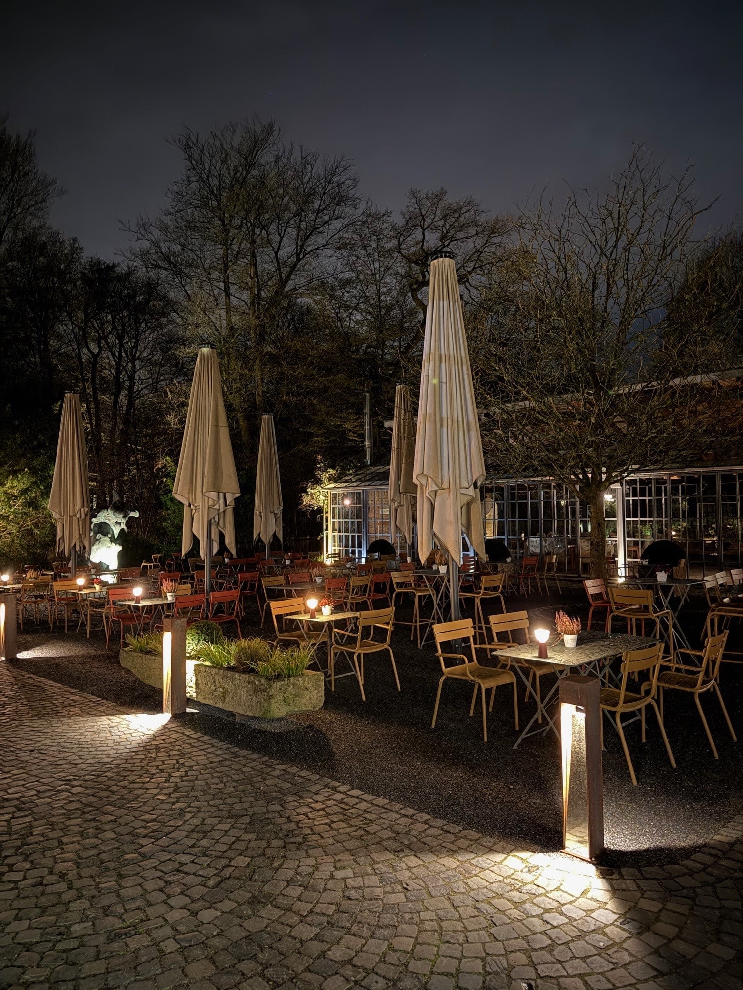 Blick auf die Terrasse des Restaurants in der Diepeschrather Mühle bei Nacht