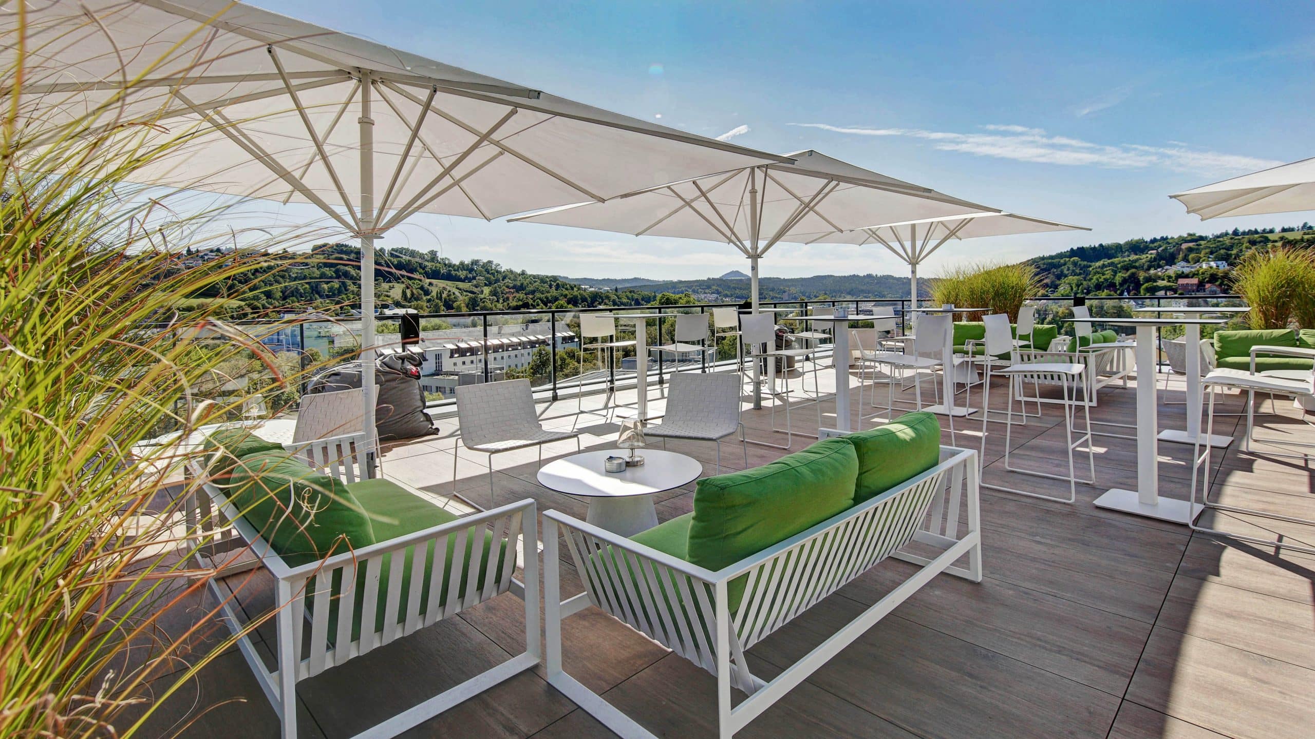 Hi, Charles: Bar und Restaurant