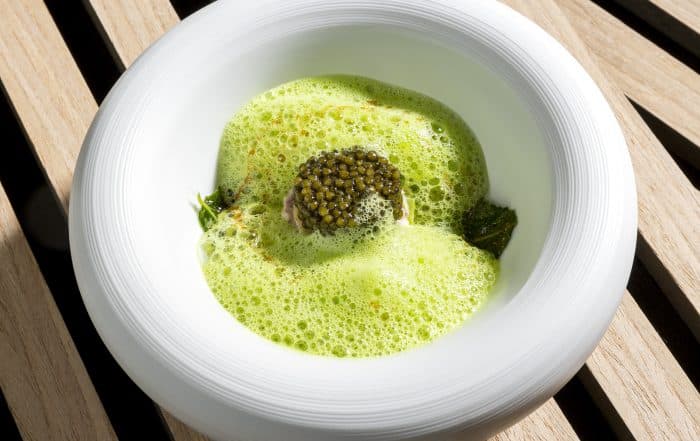 Imperial Kaviar mit Kohlrabi, Brioche und eingelegter Zwiebel