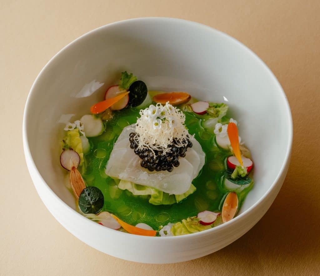 Wolfsbarsch, Kopfsalat-Vinaigrette, Artischocke, Radieschen