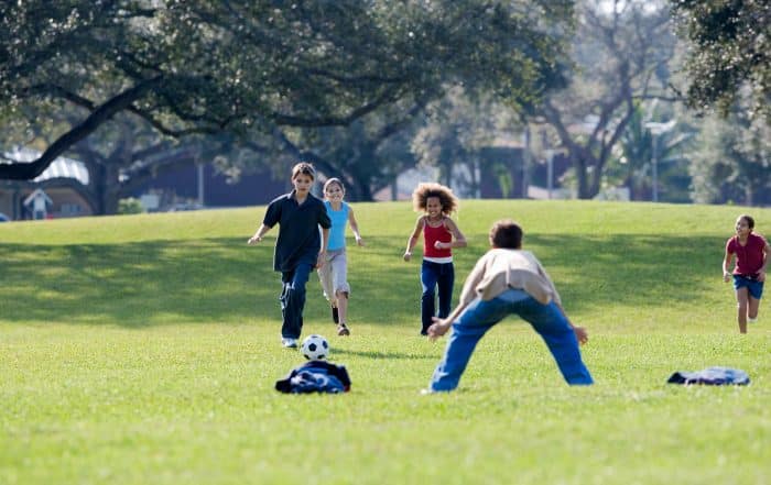 Kinder spielen im Park
