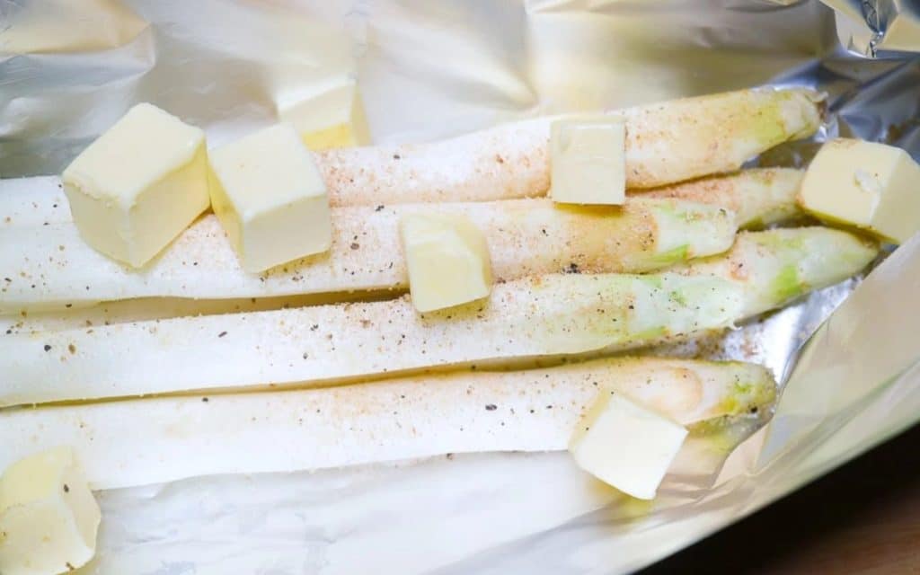 spargel-in-folie-thomas-sixt-fuer-varta weißer Spargel mit Butterstückchen in Alufolie