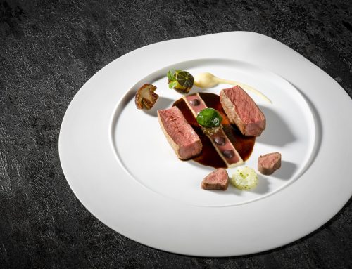 Gebratener Rehrücken mit Topinambur, schwarzer Arágon Olive und Zitronenmyrte-Jus
