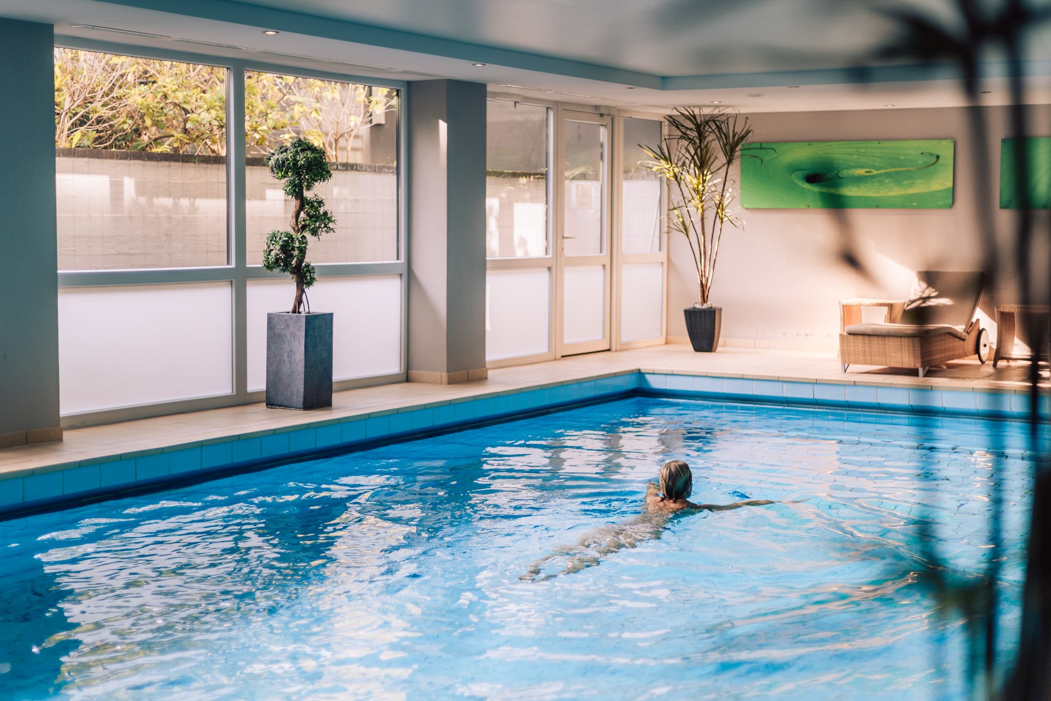 Wellness Im Fürstenhof Frau schwimmt im Indoor Pool im Hotel Fürstenhof in Celle