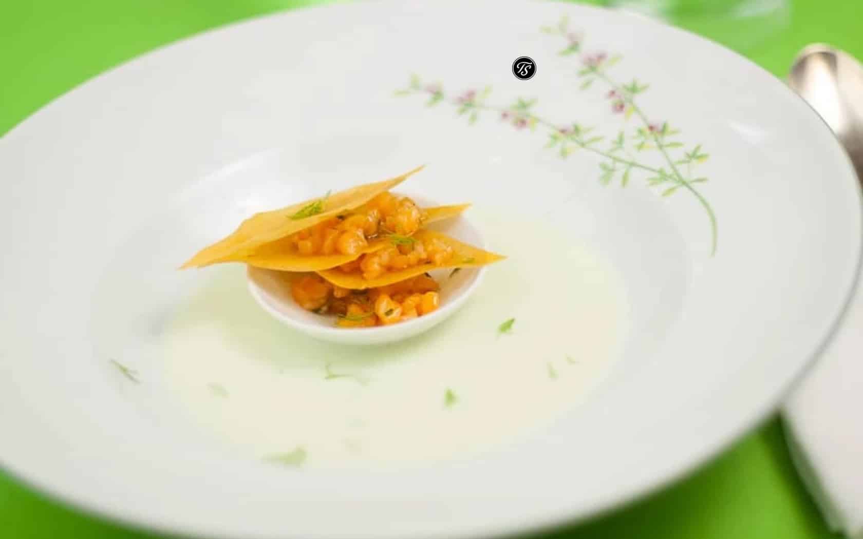 kalte-gurkensuppe-thomas-sixt-fuer-varta Kalte Gurkensuppe in weißem Suppenteller mit