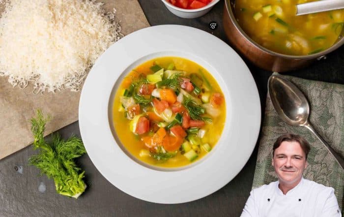 Minestrone in weißem Suppenteller von oben fotografiert