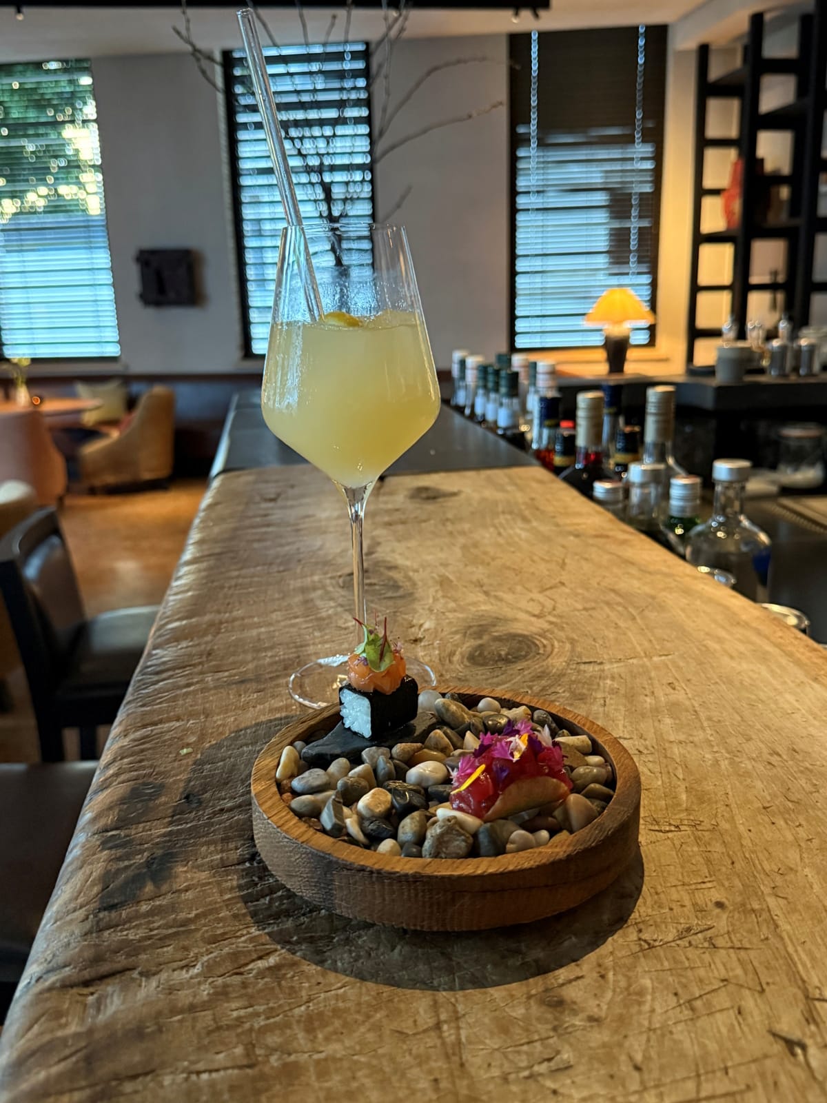 Aperetiv an der Holzbar mit Schälchen mit Nüssen.
