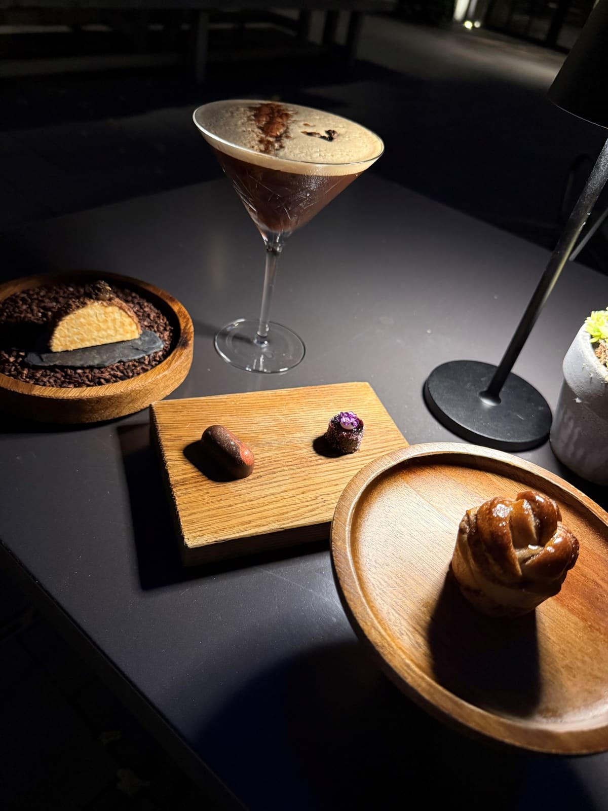 Espresso Martini Cocktail mit Pralinen und Gebäck