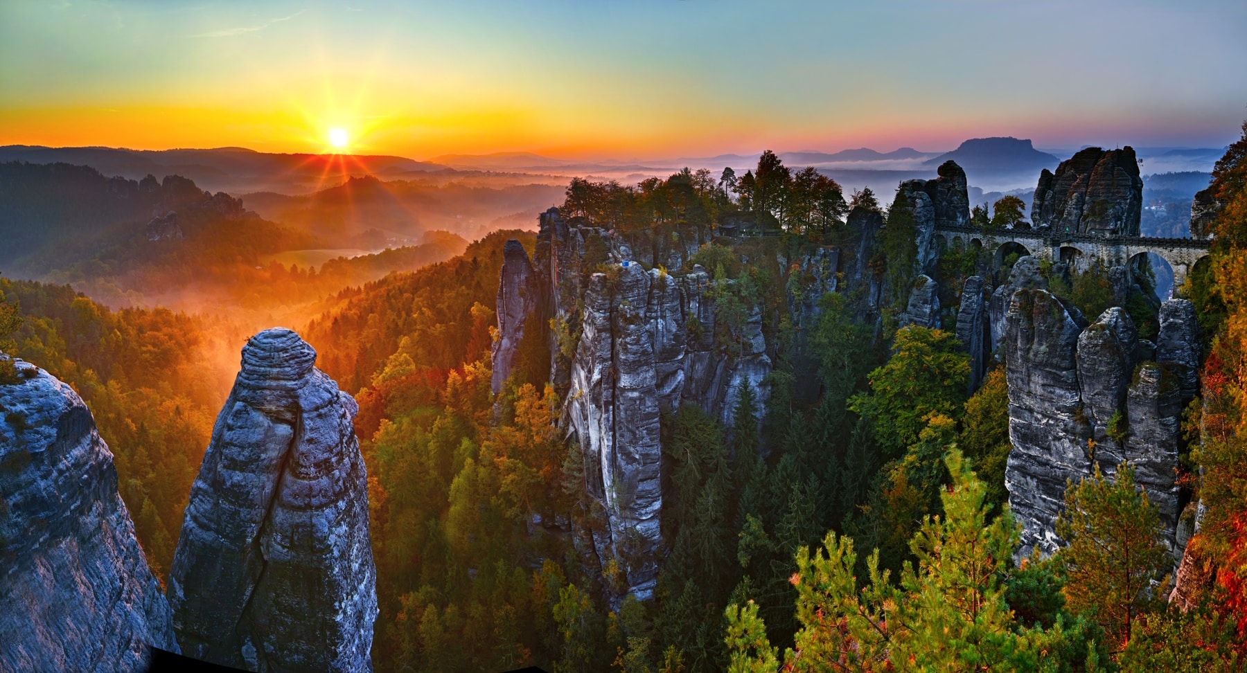 Sonnenaufgang auf der Bastei in der Sächsischen Schweiz im Nebel - Panorama