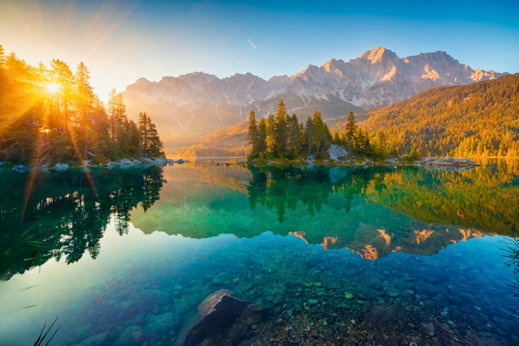 Sonnenaufgang über dem Eibsee im Sommer