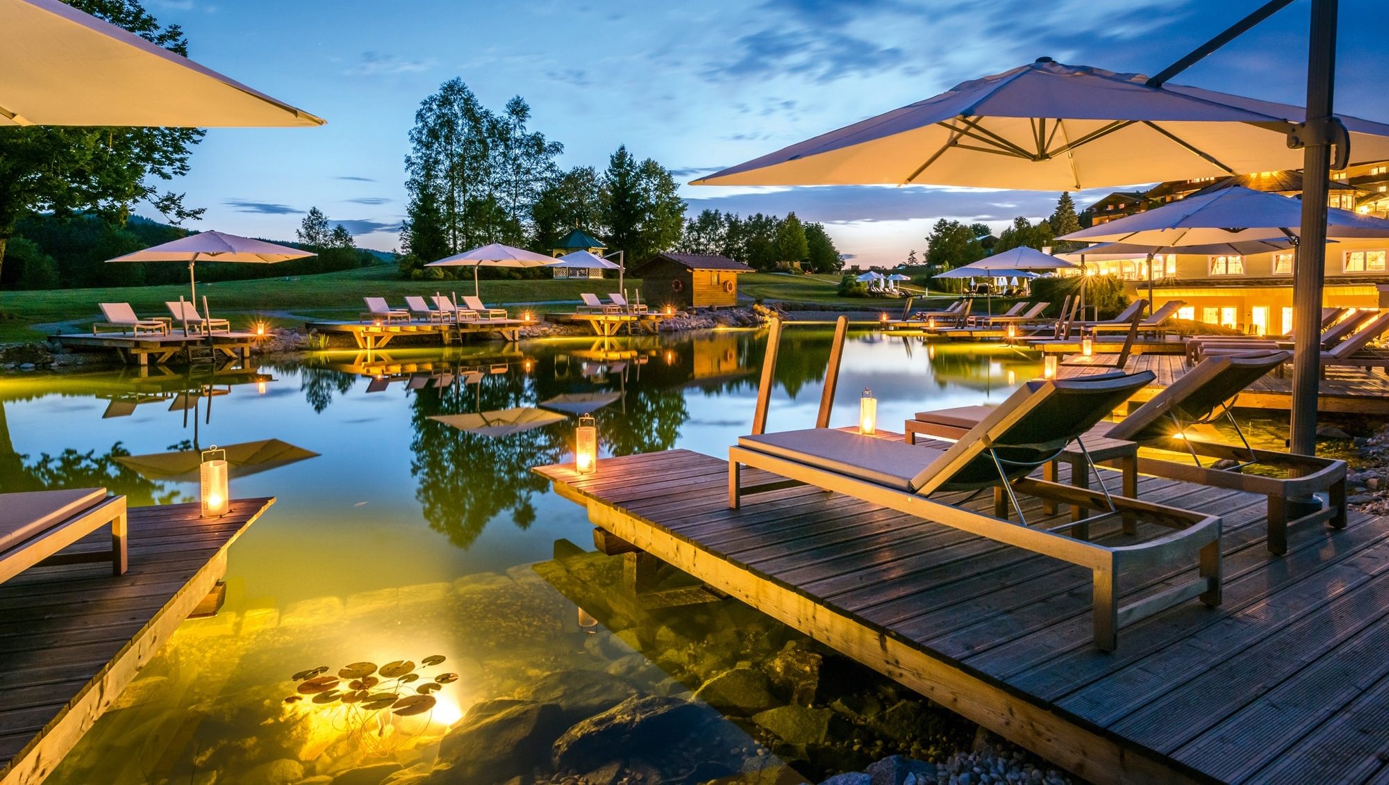 Mooshof Wellness & Spa Resort, Bodenmais Schwimmteich am Abend im Mooshof Wellness & Spa Resort in Bodenmais