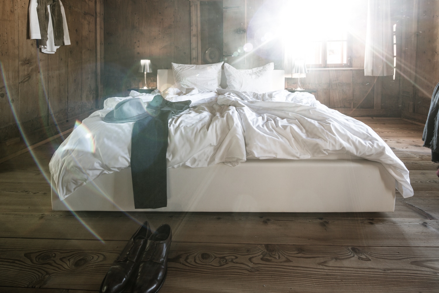 Zimmerbild, Doppelbett in gemütlichem Zimmer mit Holzboden