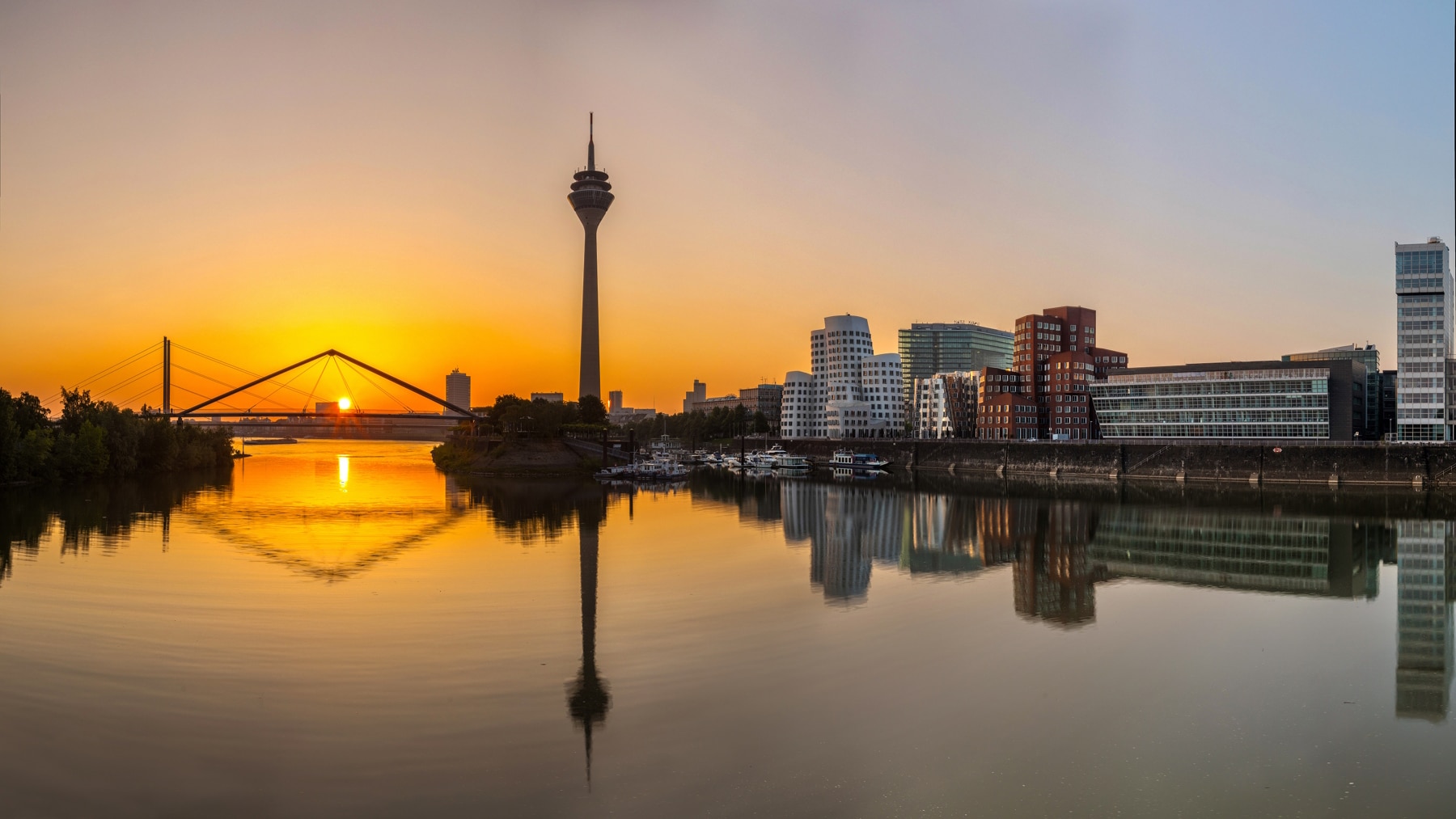 Sonnenaufgang über dem Medienhafen in Düsseldorf