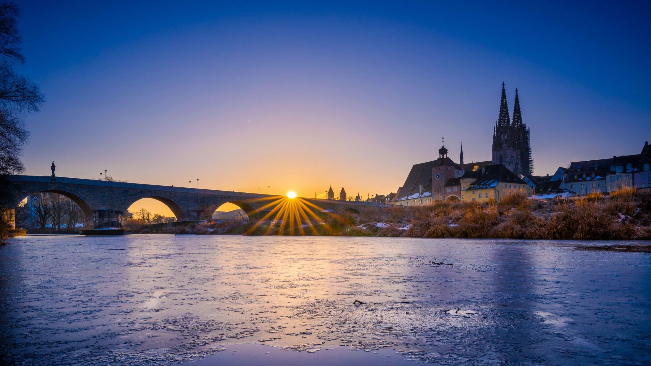 Sonnenaufgang über der Steinernen Brücke in Regensburg