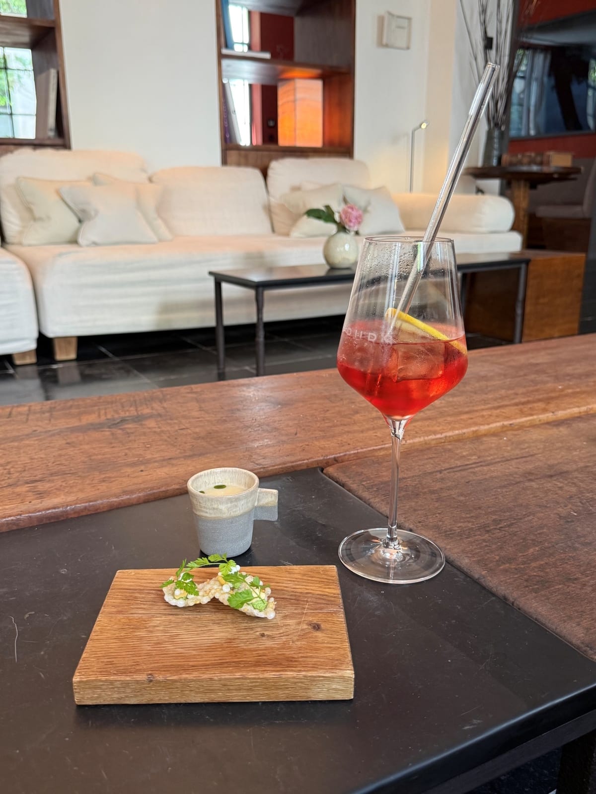 Alkoholfreier Willkommenscocktail im Salon mit kleiner kulinarischer Aufmerksamkeit