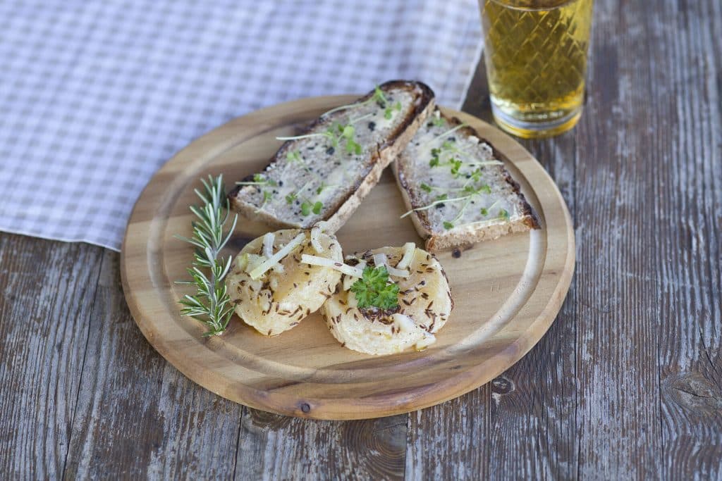 Handkäs mit Musik Handkäs mit Musik auf einem Holzbrett mit Schmalzbrett