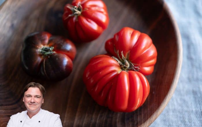 Titelbild für Foodblog Beitrag von Thomas Sixt mit Portraitfoto und großen Ochsenherztomaten