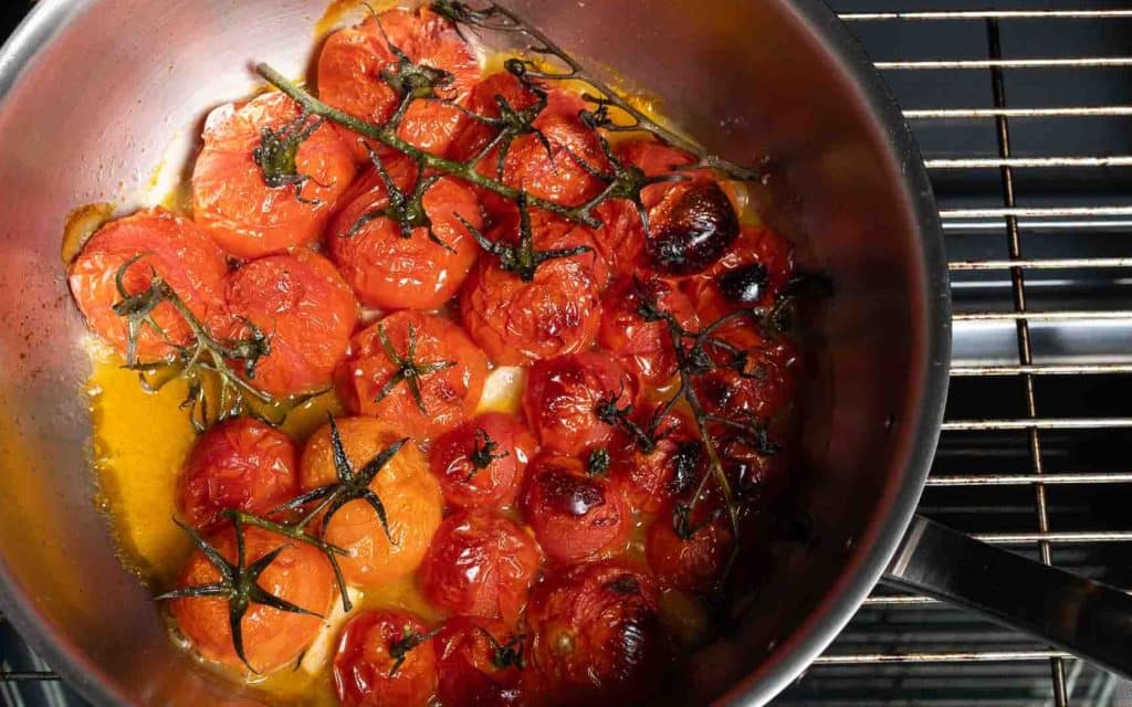 geschmolzene Tomaten in einer Pfanne - Foodbild von Foodblogger Thomas Sixt