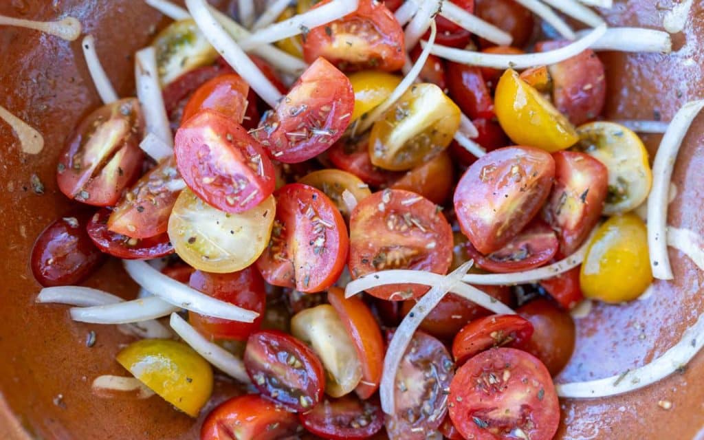 Tomatensalat mit Zwiebeln - Foodbild von Foodblogger Thomas Sixt