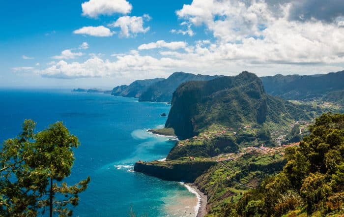 Adlerfelsen an der Nordküste bei Faial; Madeira; Portugal