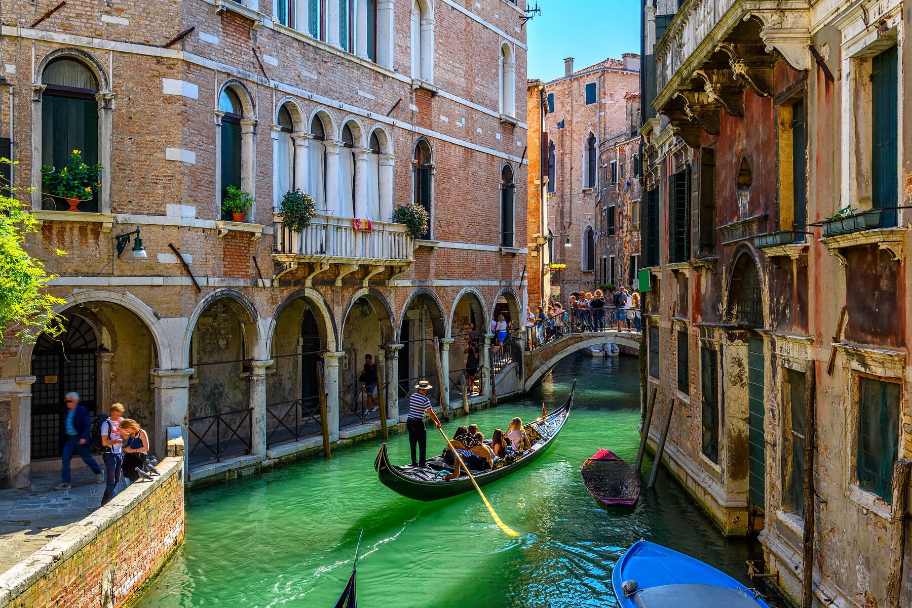 Kanal in Venedig Narrow canal with gondola and bridge in Venice, Italy. Architecture and landmark of Venice. Cozy cityscape of Venice.