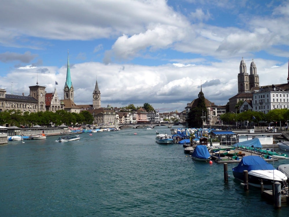 Limmat und Altstadt mit Grossmünster Die Limmat und die Kirchen der Altstadt prägen das Zürcher Stadtbild.