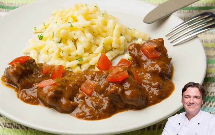 Titelfoto Foodblog Rezept von Thomas Sixt für Gulasch mit Spätzle