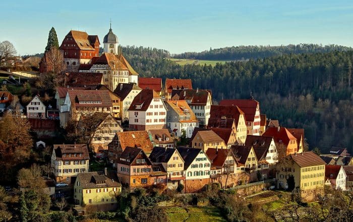 malerische Ansicht auf Stadt Altensteig im Schwarzwald mit bunten mittelalterlichen Häusern am Berg gelegen