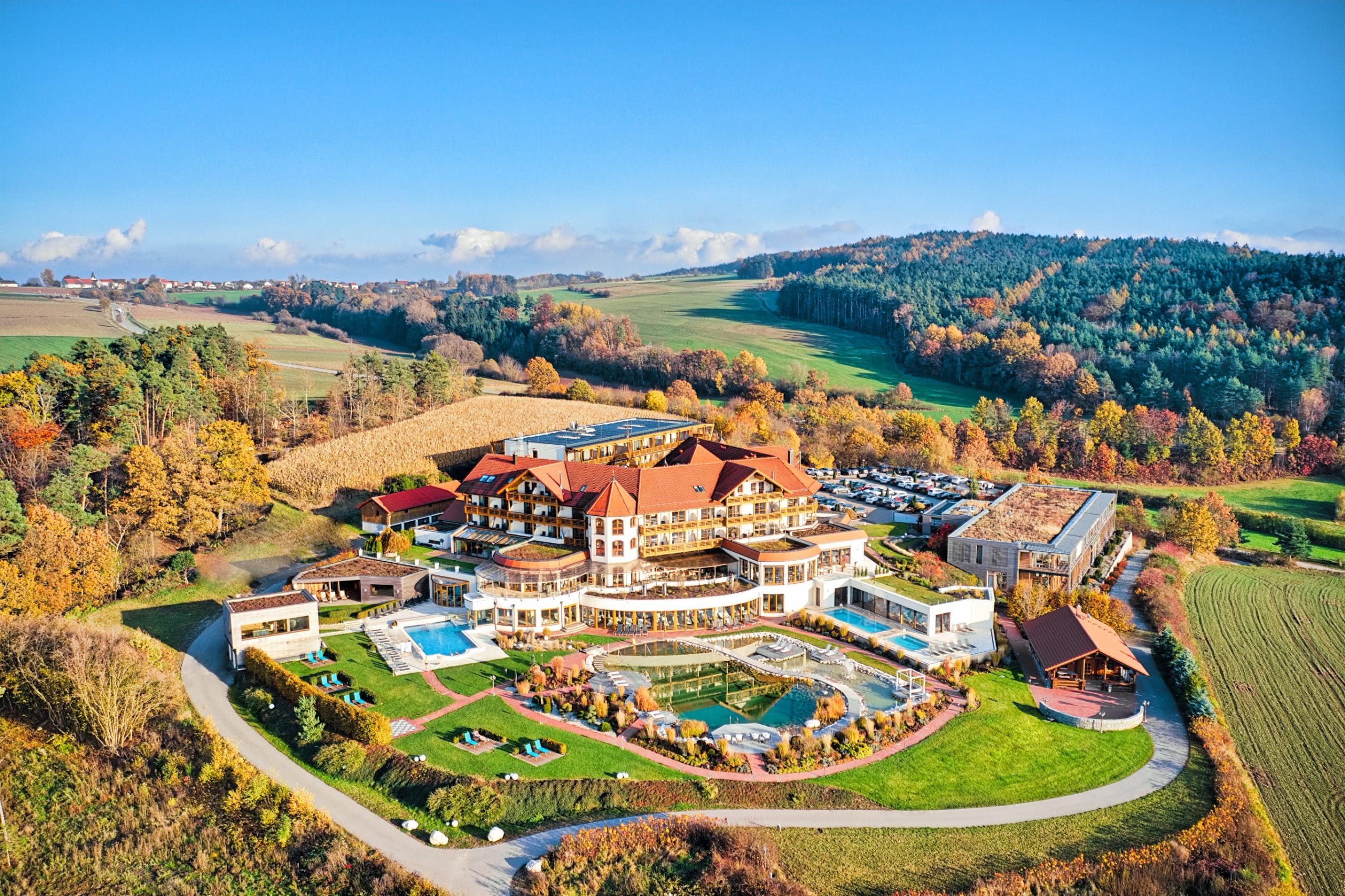 Der Birkenhof Spa & Genuss Resort Luftbild im Herbst - Der Birkenhof Spa & Genuss Resort