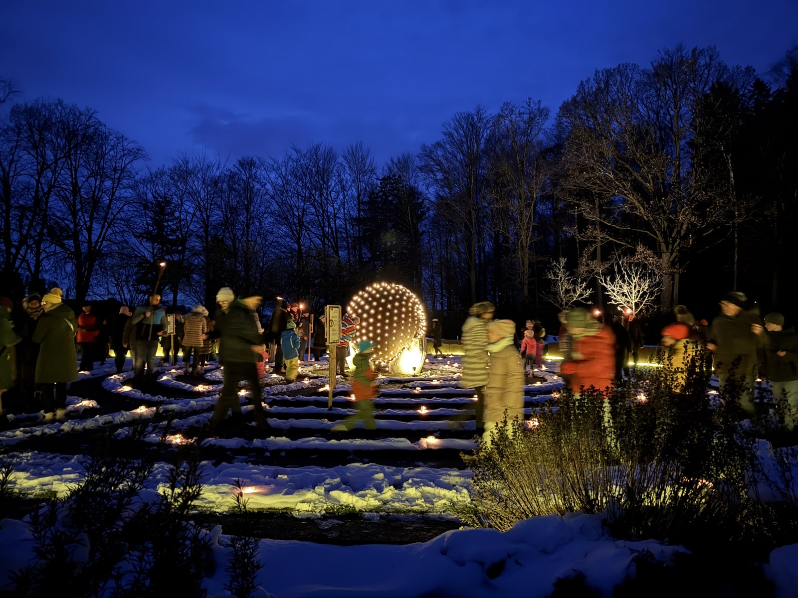Das Labyrinth im Garten "Mutter Erde" im Fackelschein