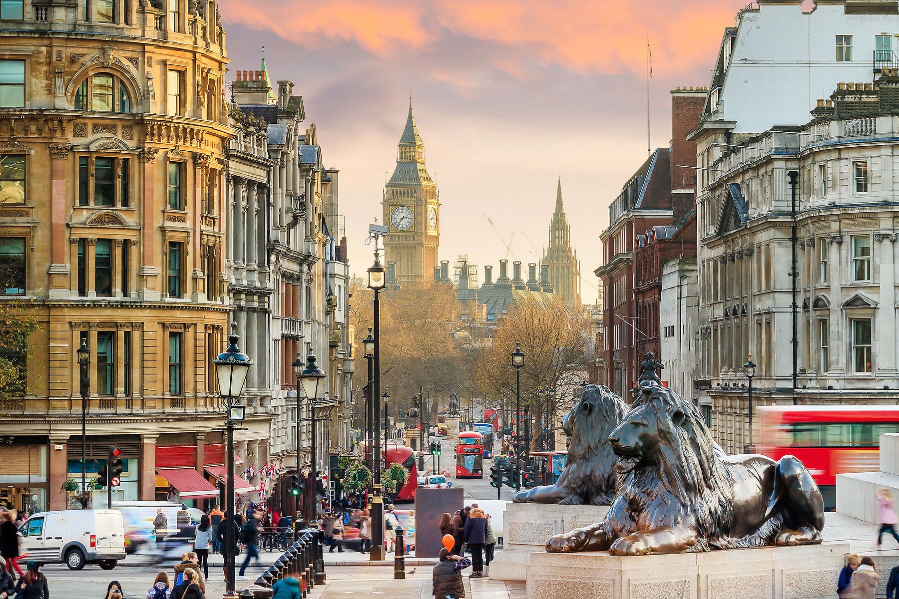 Trafalgar Square tourist attraction Blick vom Trafalgar Square in Richtung Westminster und Big Ben