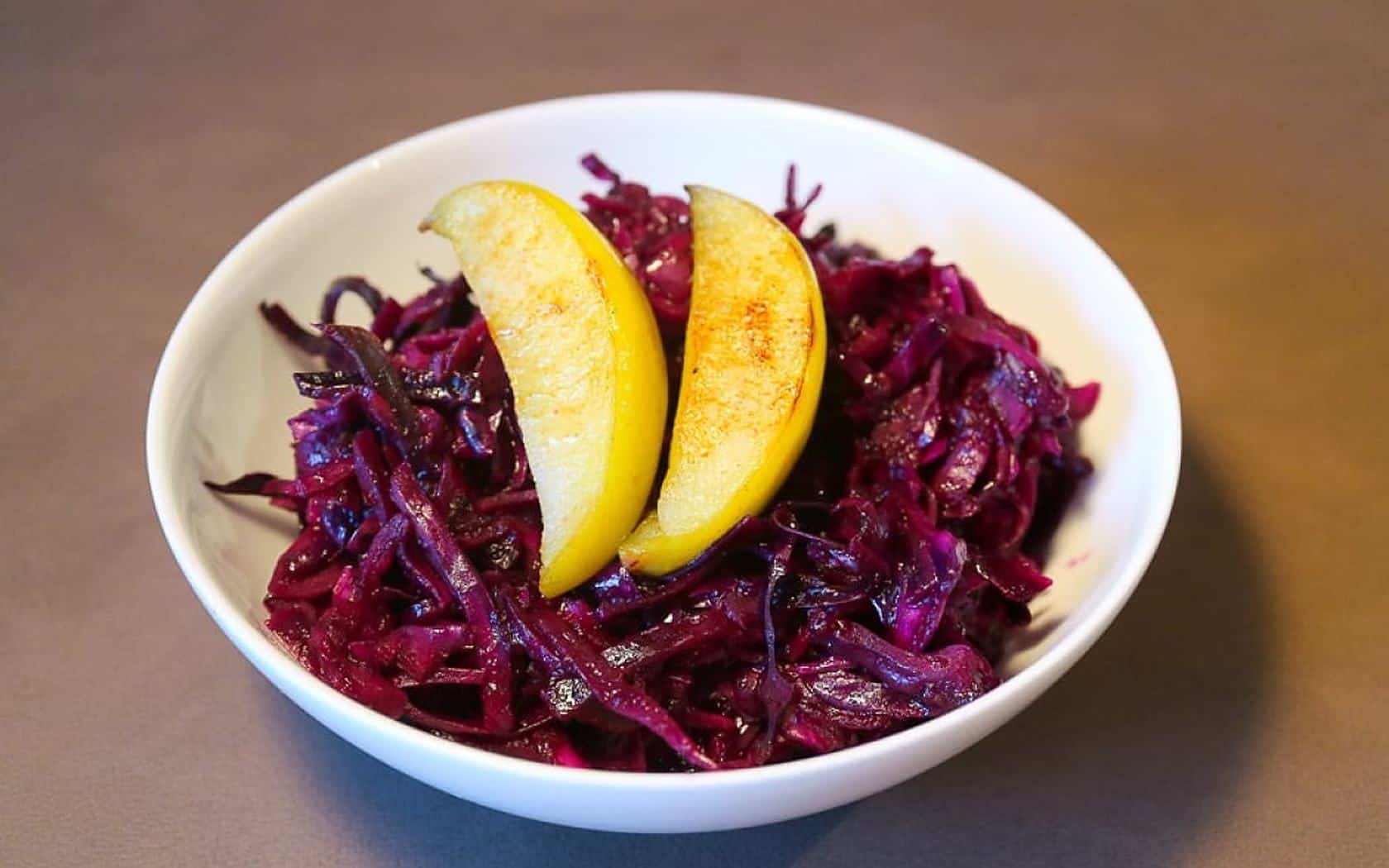 blaukraut-rotkohl-thomas-sixt-fuer-varta Weiße Schale mit Rotkohl und 2 Apfelspalten