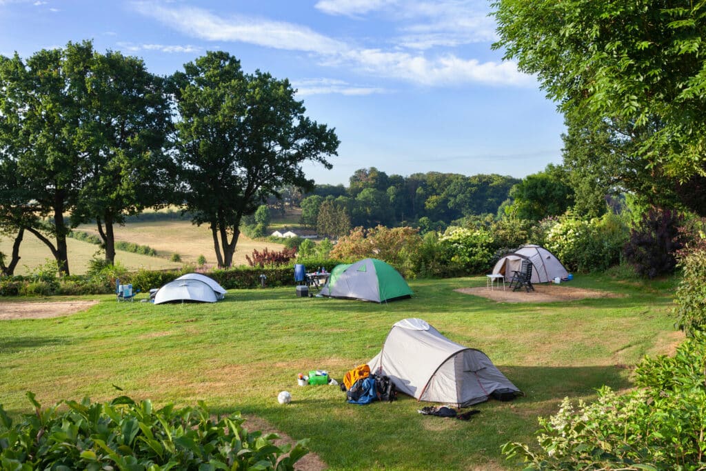 Schöne Campingwiese mit Zelten in Limburg Holland